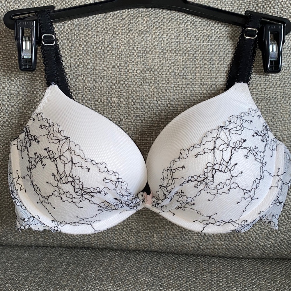 NWOT ⭐️  Victoria’s Secret pushup lace bra, adjustable closure 34C